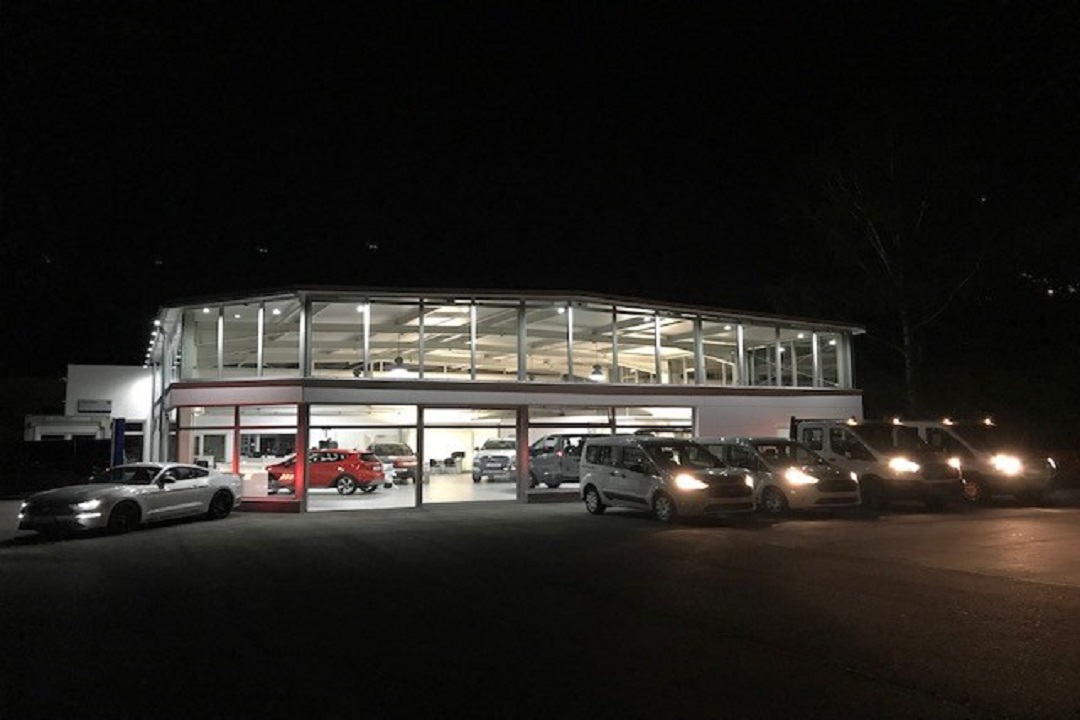 Ausstellungshalle bei Nacht außen